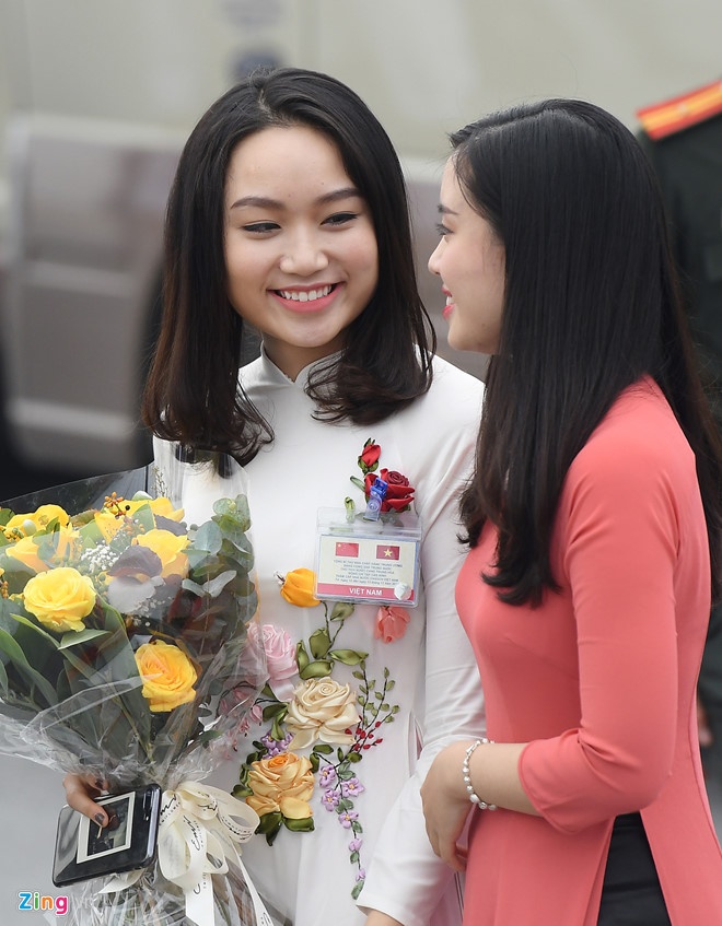 nu sinh tang hoa cho ong Tap Can Binh anh 1