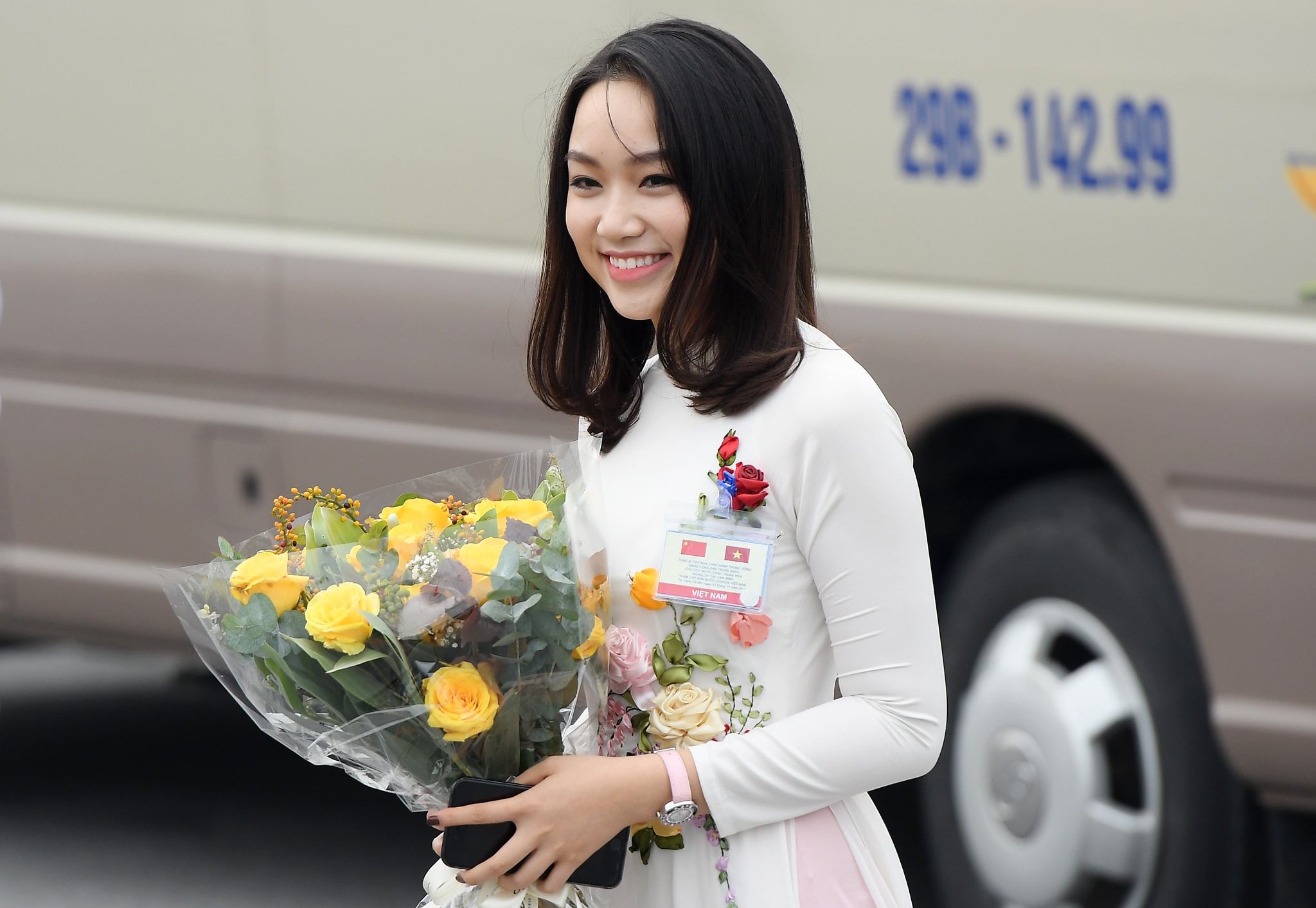 nu sinh tang hoa cho ong Tap Can Binh anh 2