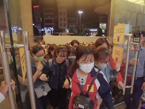 Cac co gai chen lan de mua hang hinh anh