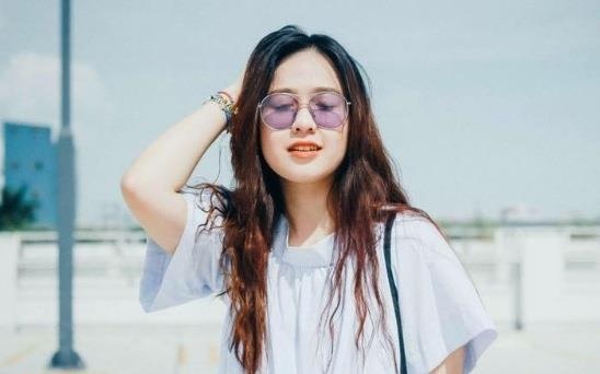 Nu sinh tang hoa Tong thong Donald Trump khoa Facebook vi so bi chu y hinh anh