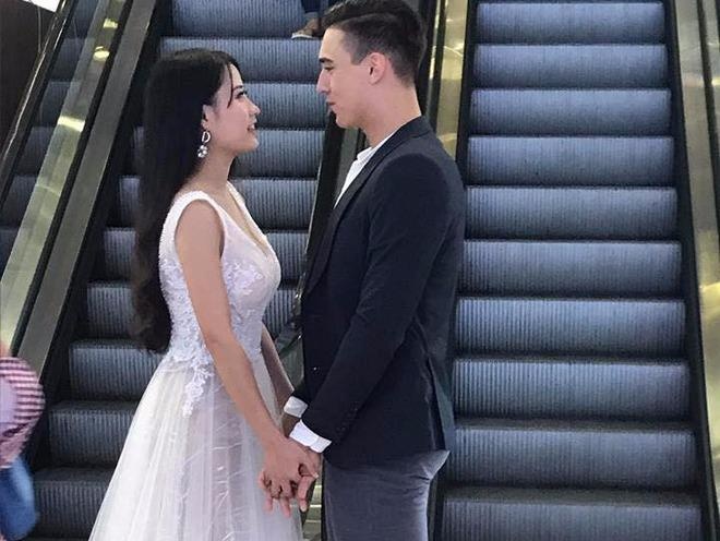 Khoanh khac chup anh cua chang Tay va co gai Viet hinh anh