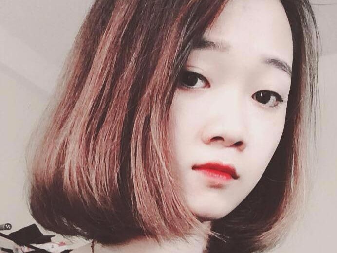 Thieu nu lam viec trong trang trai hinh anh