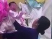 Nguoi phu nu hanh ha da man be gai hon mot thang tuoi hinh anh