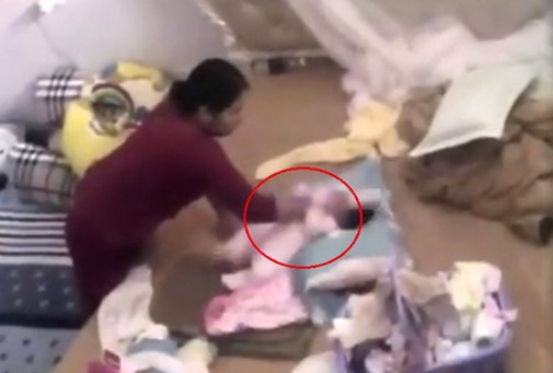 Me be gai bi danh da man: 'Ke hanh ha con toi bi bat la thich dang' hinh anh