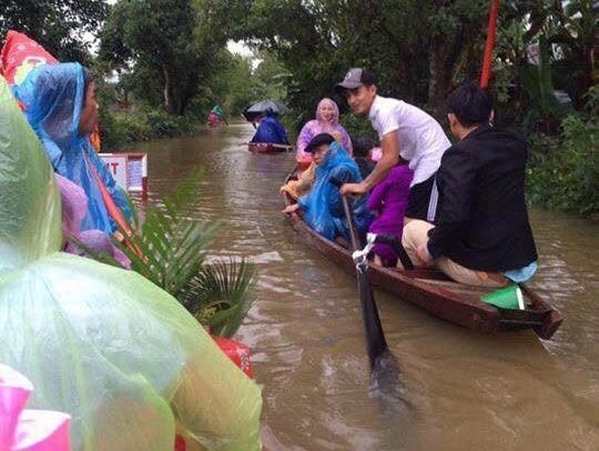 Chu re cheo thuyen di don dau hinh anh