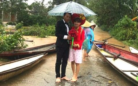 Co dau Hue vui ve mac ao dai, quan dui hong trong ngay cuoi hinh anh