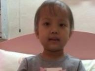 Em be 5 tuoi bi ung thu mau hinh anh