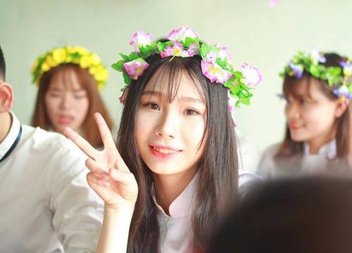 co gai tang ao cho cau be danh giay anh 1