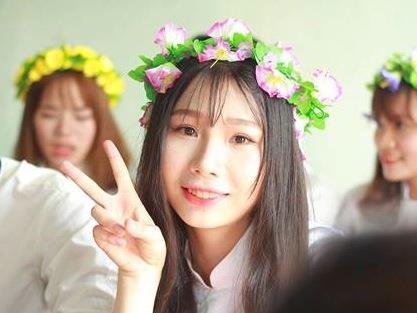 Thieu nu tang ao khoac cho cau be danh giay ben duong hinh anh