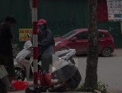 Co gai tang ao cho cau be danh giay hinh anh