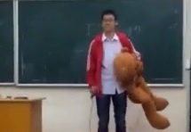 Nam sinh DH Bach khoa den tan lop ban gai to tinh bang tieng Anh hinh anh