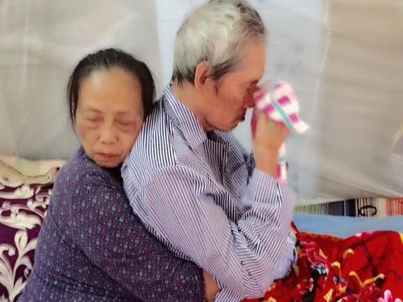 Anh cu ba om nguoi ban doi bi benh tu phia sau lay dong dan mang hinh anh