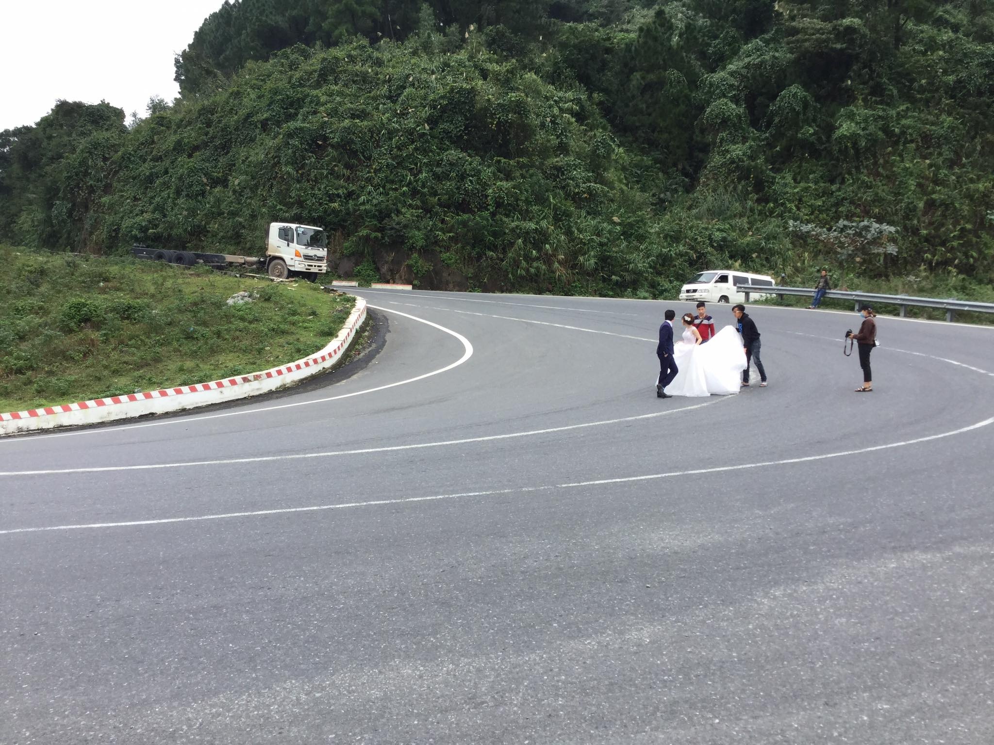 doi tre chup anh cuoi giua deo Hai Van anh 1