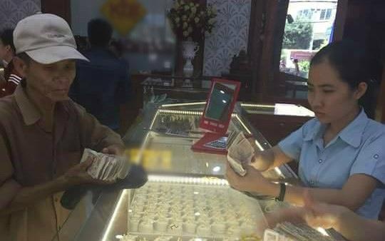 Cha mang coc tien le mua hoi mon va loat anh khien nguoi xem bat khoc hinh anh