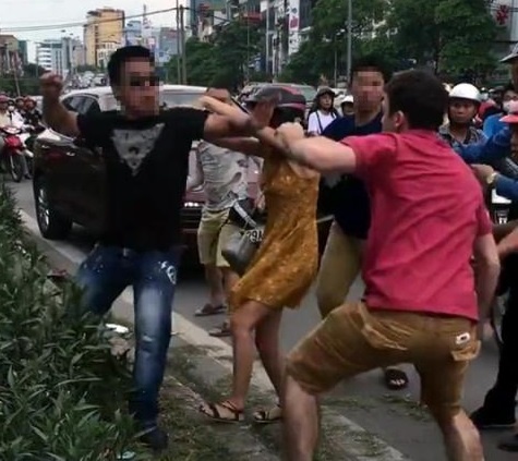 đánh người lớn tuổi sau va chạm ảnh 2 danh nguoi lon tuoi sau va cham anh 2