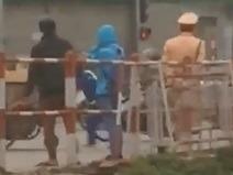 Doi trai gai vuot den do bi phat dung dieu hanh giao thong hinh anh