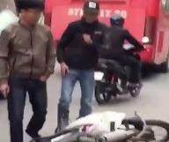 Thanh nien gap tai nan hinh anh