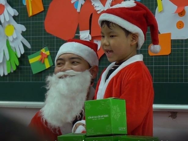 Dong gia ong gia Noel bat ngo den truong tang qua cho con hinh anh
