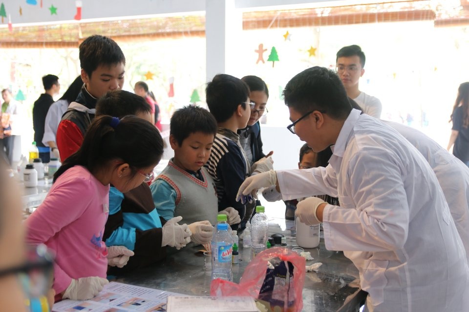 Hoc sinh truong Amsterdam mo trien lam khoa hoc anh 1