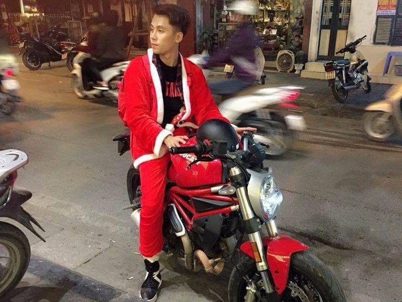 Chang trai cung ban be di phat qua cho cac em nho hinh anh