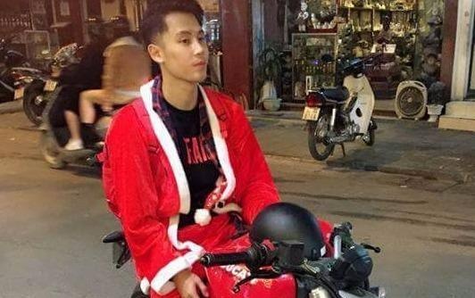 'Anh gia Noel' dien trai lai moto tang qua cho tre vo gia cu hinh anh