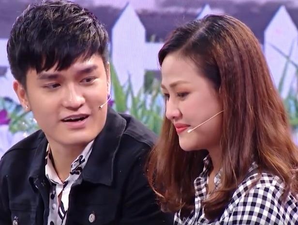 Quan quan 'Ca si giau mat' bi hot girl tu choi loi to tinh hinh anh