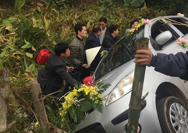 Co dau Nghe An bi lam phien sau su co xe hoa lao xuong vuc hinh anh