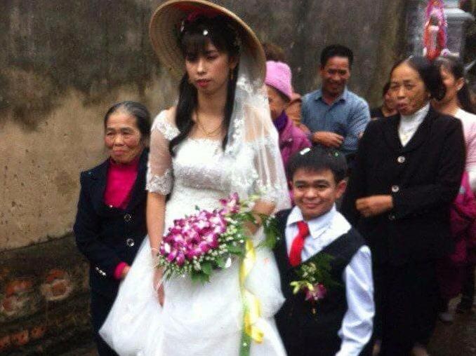 Chu re thap hon co dau 70 cm trong dam cuoi o Ha Nam hinh anh