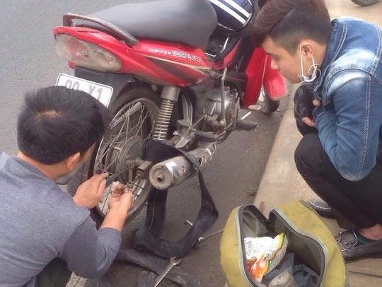 Chang trai cam dong vi duoc sua xe mien phi tren cau Nhat Tan hinh anh