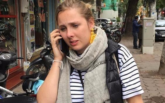 Dan mang keu goi giup do khach Tay mat vali khi vua toi Ha Noi hinh anh