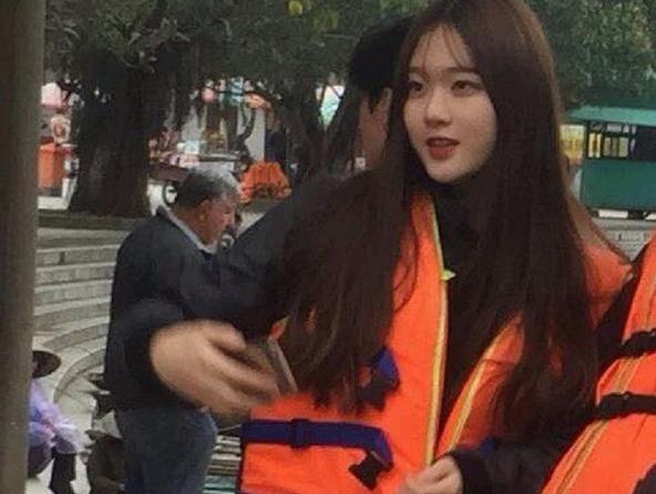 Co gai Han Quoc xinh dep xuat hien o ben do Tam Coc hinh anh