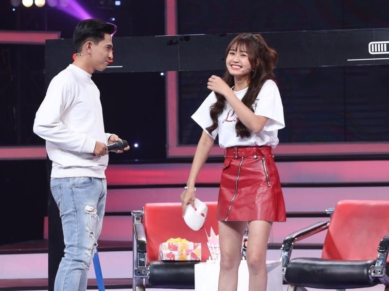 Chang trai deo mat na to tinh hinh anh