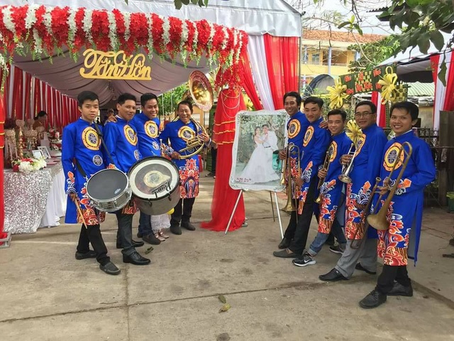 chú rể Bến Tre rước dâu bằng kèn tây ảnh 1 chu re Ben Tre ruoc dau bang ken tay anh 1