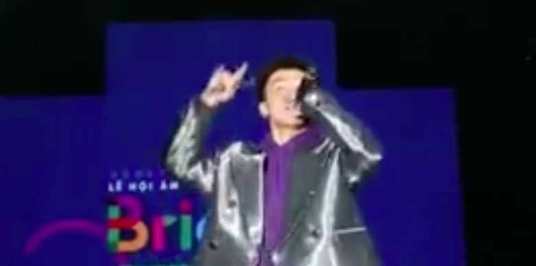 Son Tung ho vang chuc mung chien thang cua cac chang trai U23 hinh anh