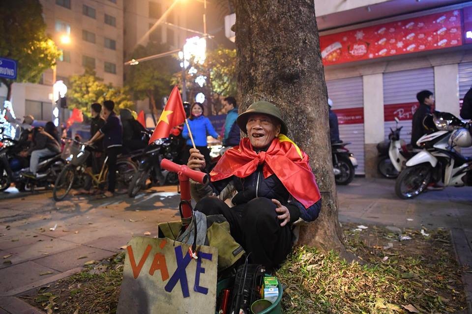 hai thanh niên mượn rồi trả cờ  ảnh 3 hai thanh nien muon roi tra co anh 3