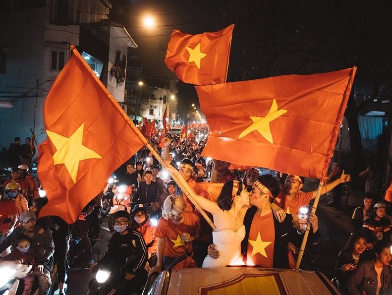 Doi tre chup anh cuoi trong dem mung chien thang cua U23 Viet Nam hinh anh