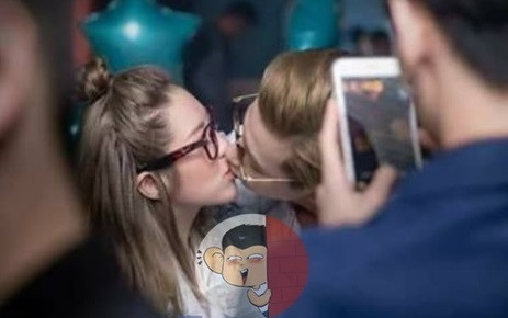 Phi Ngoc Hung hon co gai la anh 2