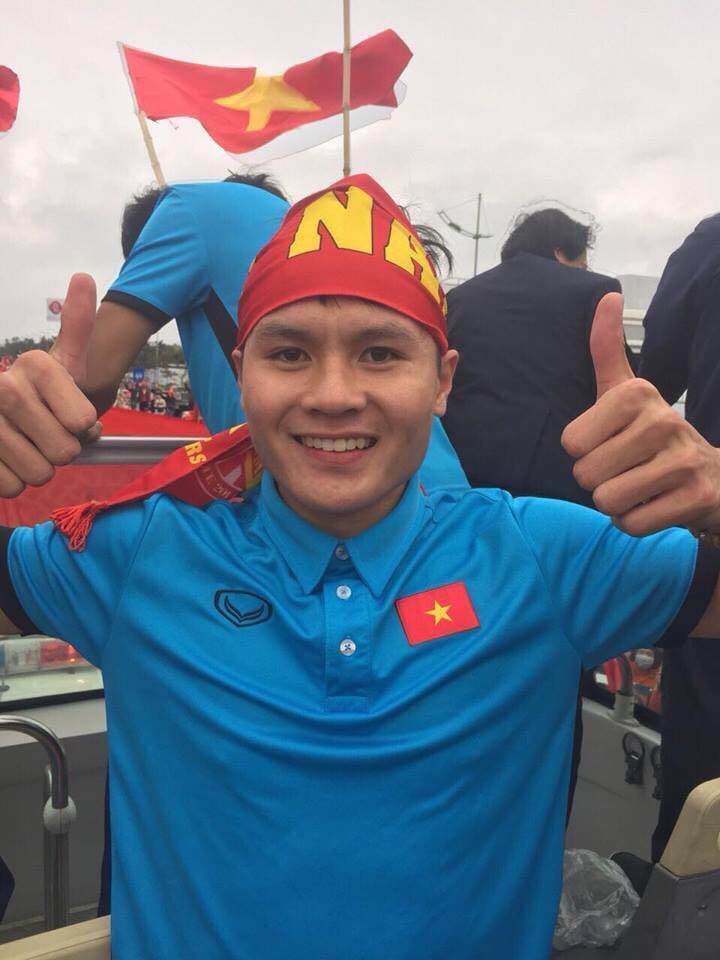 cau thu vui ve chao don nguoi ham mo anh 1