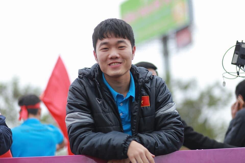 cau thu vui ve chao don nguoi ham mo anh 2