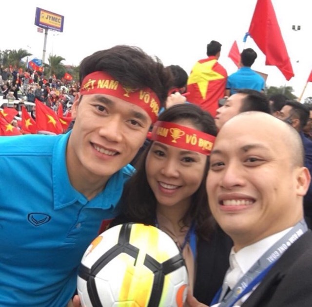 cau thu vui ve chao don nguoi ham mo anh 3