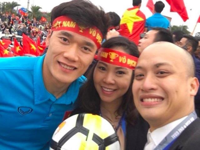 Cau thu U23 vui ve chup anh du 'nghet tho' 3 tieng trong vong vay fan hinh anh