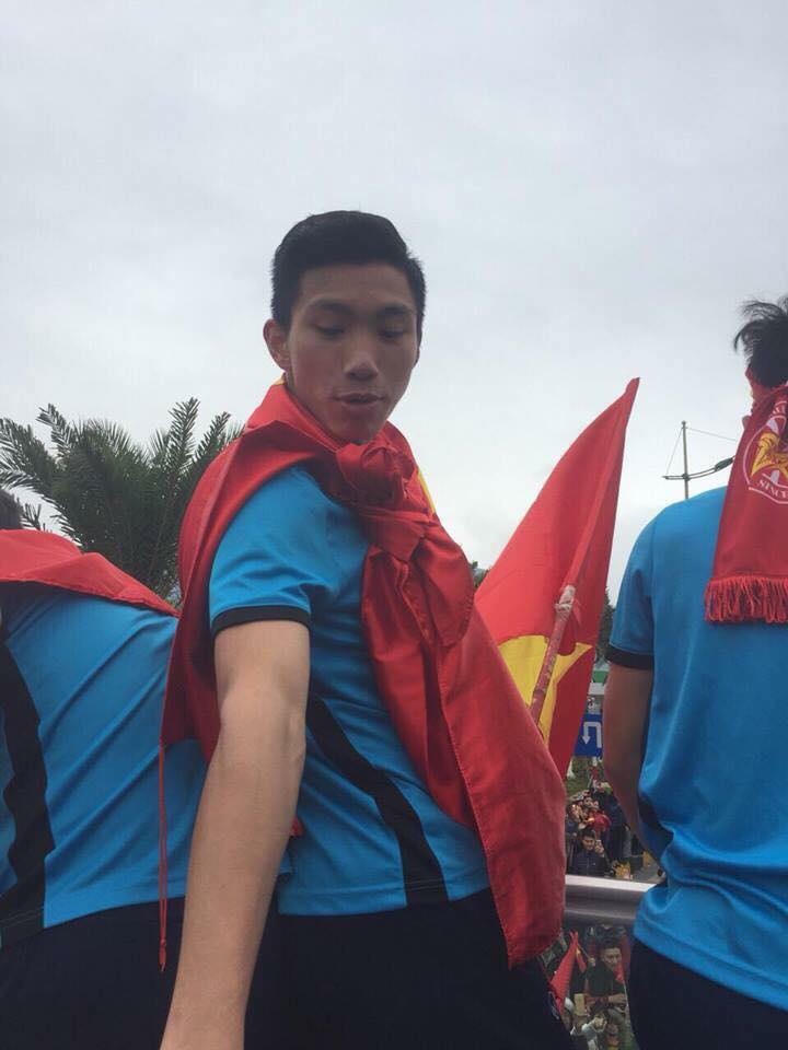 cau thu vui ve chao don nguoi ham mo anh 4