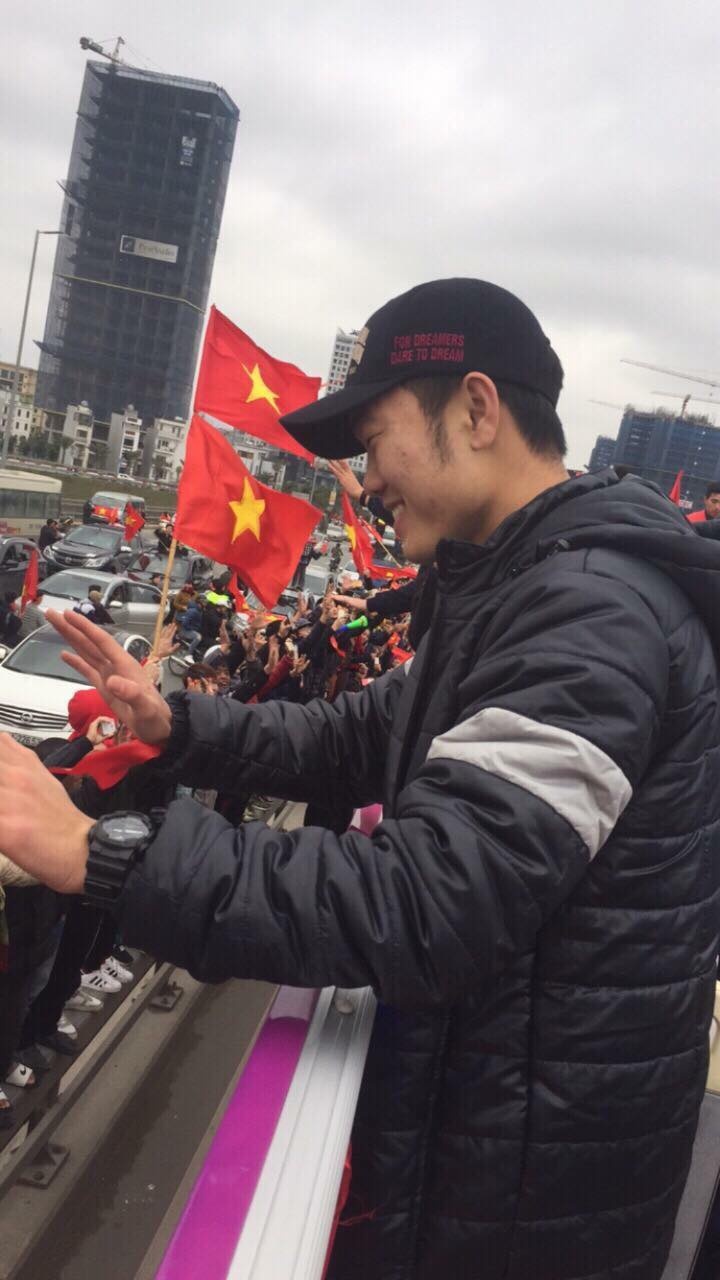 cau thu vui ve chao don nguoi ham mo anh 6