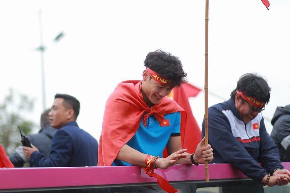 cau thu vui ve chao don nguoi ham mo anh 7