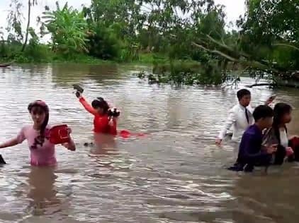 Co dau, chu re mien Tay bi roi xuong kenh ngay trong dam cuoi hinh anh