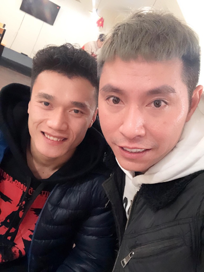 Tiến Dũng diện đồ đen  tạo dáng ảnh 1 Tien Dung dien do den  tao dang anh 1