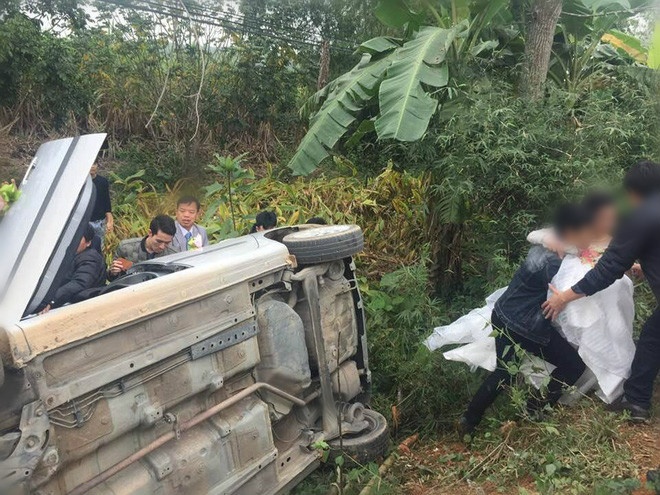 đám cưới miền Tây bị lật xuồng ảnh 2 dam cuoi mien Tay bi lat xuong anh 2