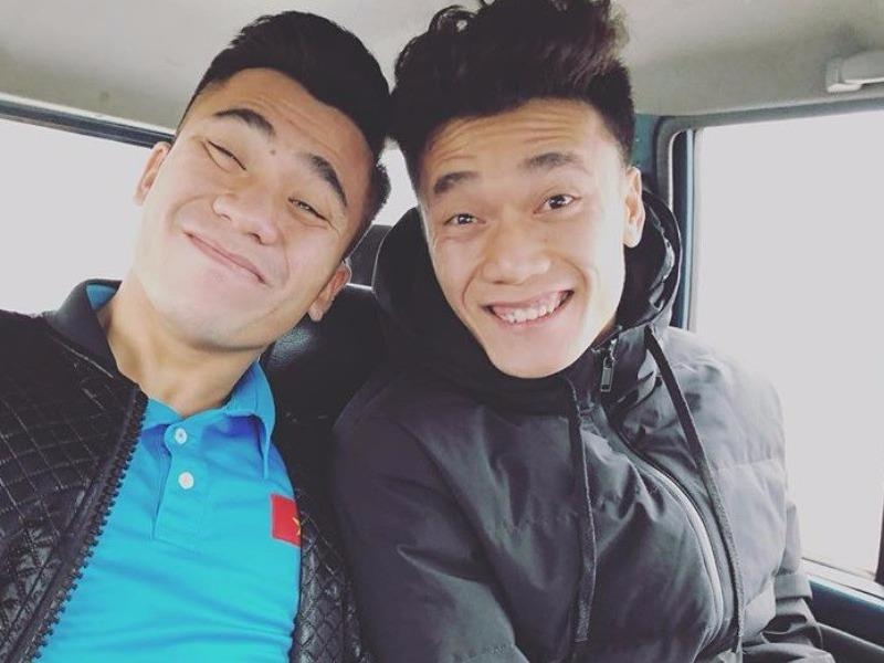 Tien Dung tao dang voi bo do den hinh anh