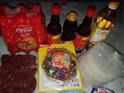 Bac chu tro 'co tam' tang qua tung sinh vien truoc khi ve que an Tet hinh anh