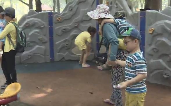 Vo chong ban ve so nuoi 2 con bai nao hinh anh